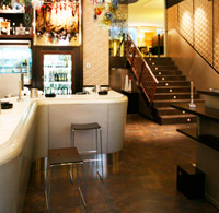 Barra, muebles a medida y revestimiento paredes con fresado. Restaurante. Gijn.