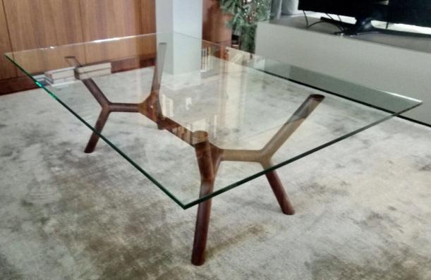 mesa con estructura de Nogal