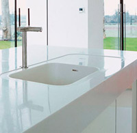 Meseta y muebles de cocina a medida en Corian.