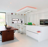 Meseta y muebles de cocina a medida en Corian.