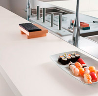 Meseta y muebles de cocina a medida en Corian.