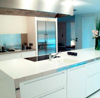 Meseta y muebles de cocina a medida en Corian.