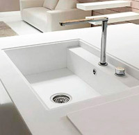 Meseta y muebles de cocina a medida en Corian.