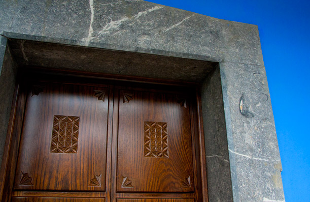 Door with numerical control cutting. Casa Gerardo restaurant. Asturias.