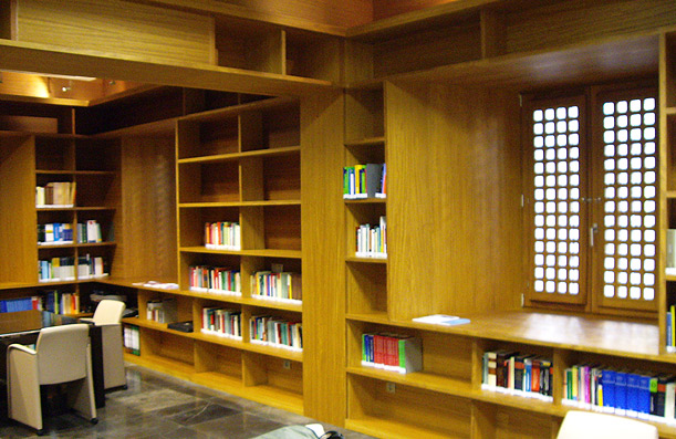 Library and custom closets. Private house. Gijn.