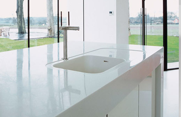 Meseta y muebles de cocina a medida en Corian.