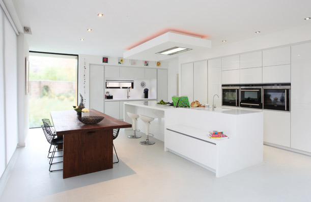 Meseta y muebles de cocina a medida en Corian.