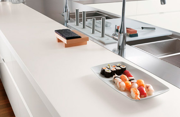 Meseta y muebles de cocina a medida en Corian.