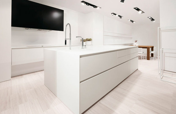 Meseta y muebles de cocina a medida en Corian.