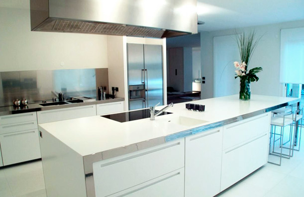 Meseta y muebles de cocina a medida en Corian.