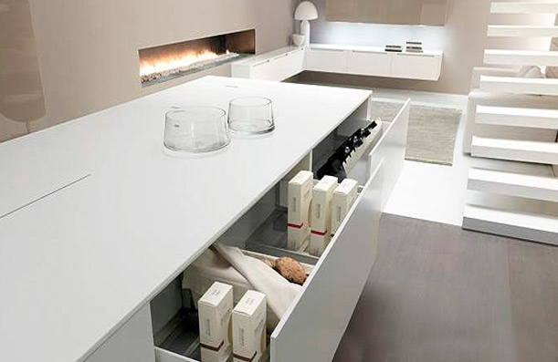 Meseta y muebles de cocina a medida en Corian.