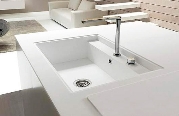 Meseta y muebles de cocina a medida en Corian.