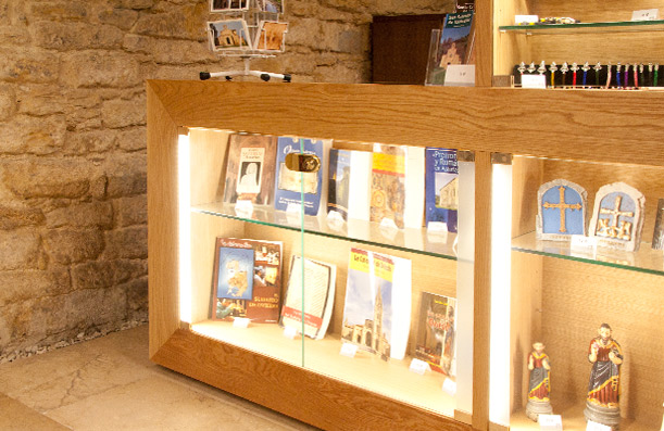 Mostrador, expositor con vitrinas iluminadas. Tienda de la Catedral de Oviedo. Asturias.